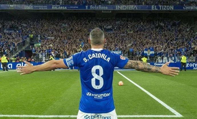 El Real Oviedo cierra la renovación de Santi Cazorla por una temporada más