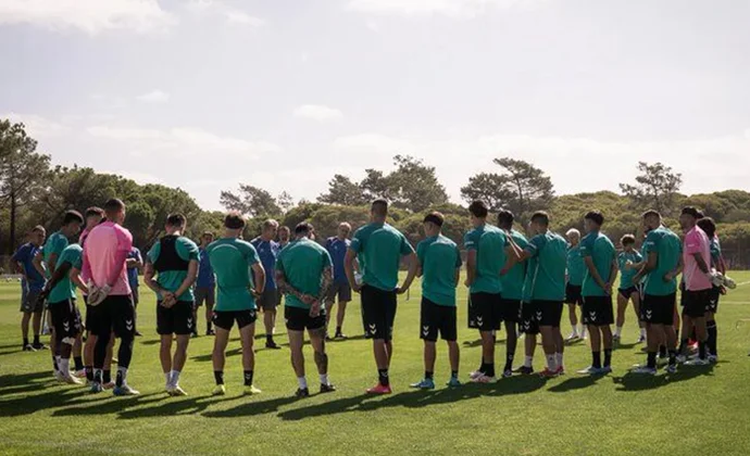 El Betis completa su primera sesión en Portugal con Chimy y Bellerín con el grupo