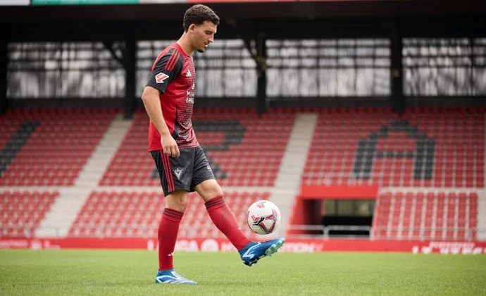 El Valladolid tantea a Víctor Parada en negociaciones con el Alavés