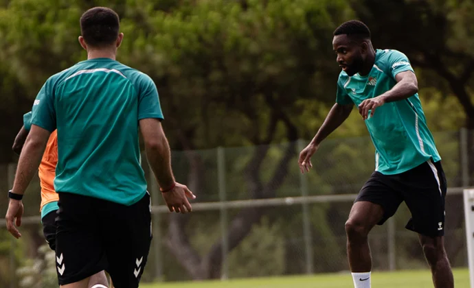El Betis sigue ejercitándose en Almancil con numerosas ausencias