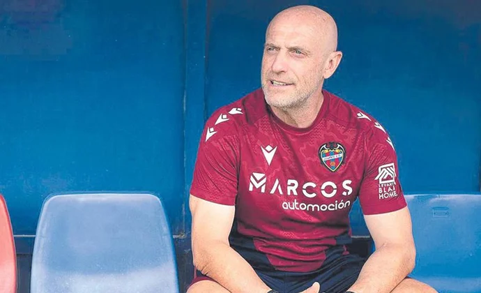 Calero refuerza su muralla: Elgezabal, Dela y Cabello son la defensa más sólida del verano