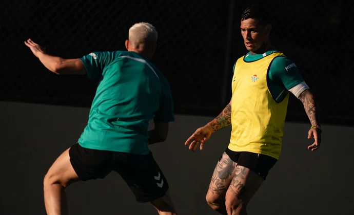 El Betis completa otra sesión en Almancil a la espera de que se incorporen los internacionales