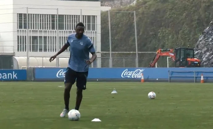 Sadiq llegó tarde a la primera sesión por un retraso y se ejercitó en solitario