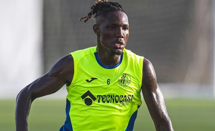 Christantus Uche se incorpora al grupo en la sesión vespertina y despeja los rumores