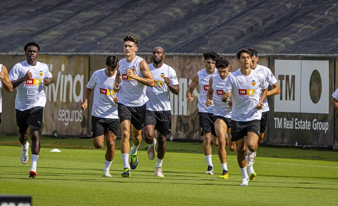 Mosquera se ejercita a distinto ritmo a la espera de que se resuelva su futuro