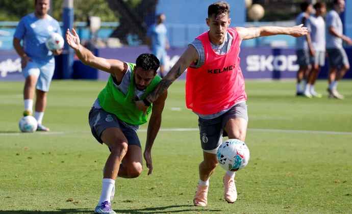 El Espanyol completa otra sesión sin Roberto ni Javi Hernández, que ya ha sido operado