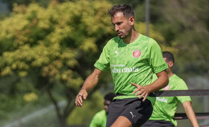 El Girona completa otra sesión sin los lesionados Van de Beek, Valery y Miguel