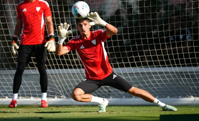 El Sevilla completa otro entrenamiento sin Suazo, Agoumé y los lesionados