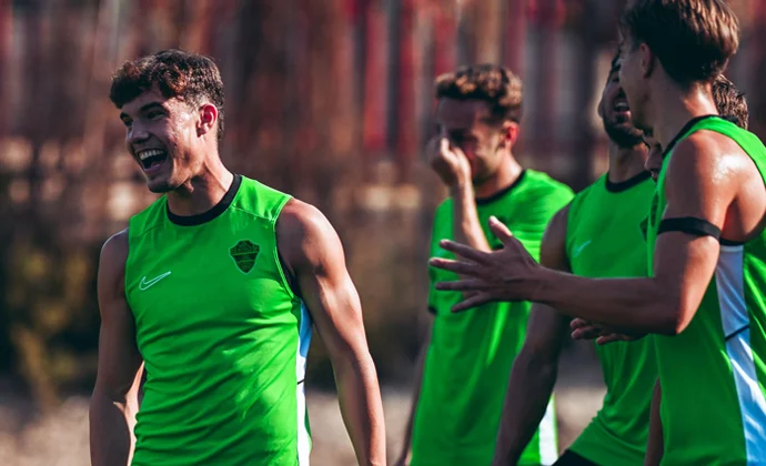 John y Bambo ya pisan césped, pero siguen al margen