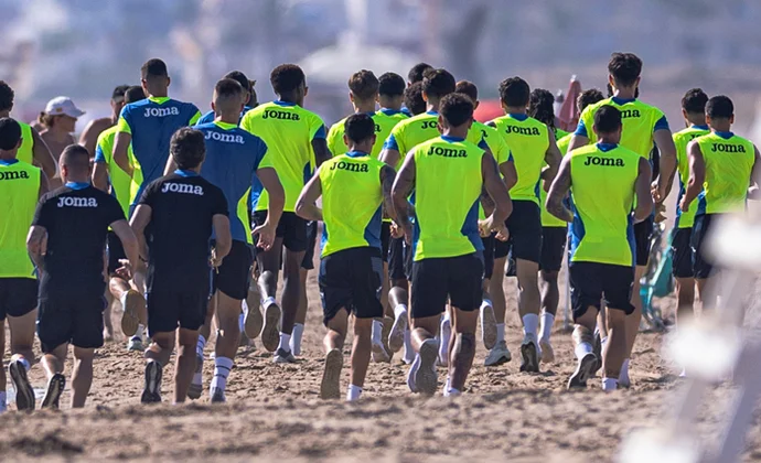 El Getafe completó una sesión en la playa de Oliva con la baja de Álex Sola