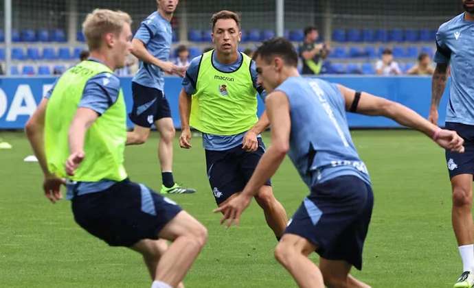 Carlos Fernández vuelve al grupo, Zakharyan sigue al margen y Olasagasti pondrá rumbo a Valencia