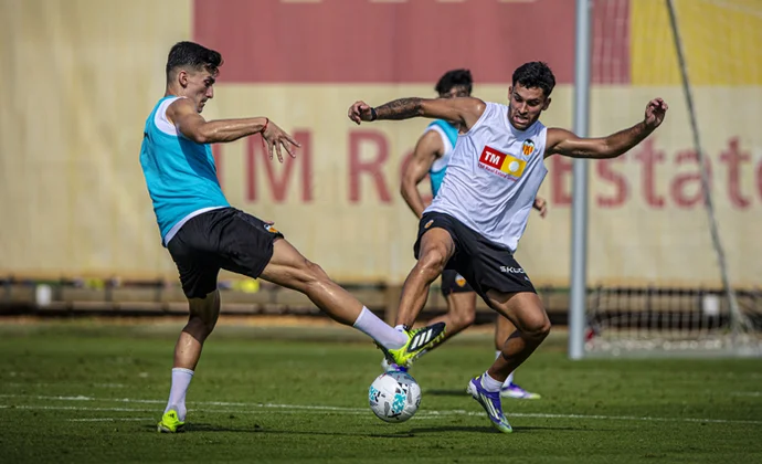 El Valencia termina de preparar el amistoso contra el Castellón con tres bajas