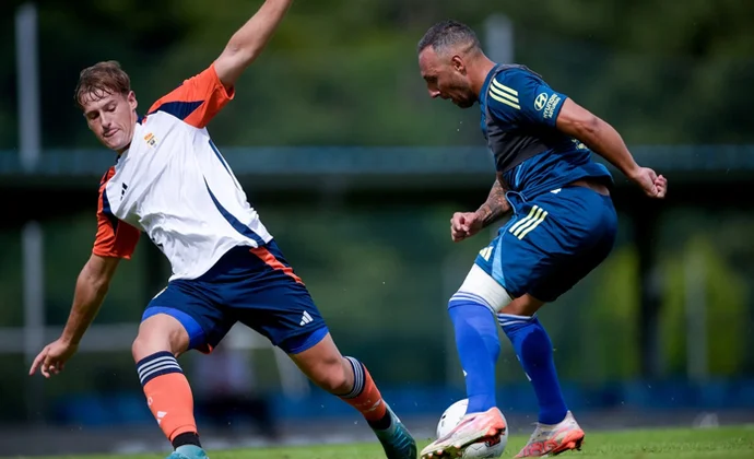 Paunovic sale con su once de gala del curso pasado más Reina en un partidillo contra el filial