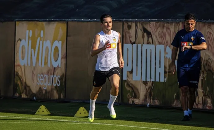 Cenk y Guillamón, fuera de la lista contra el Castellón para forzar sus salidas