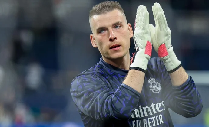 Lunin decide quedarse en el Real Madrid una temporada más