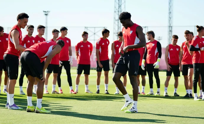 Agoumé se incorpora al grupo en la primera sesión de la semana