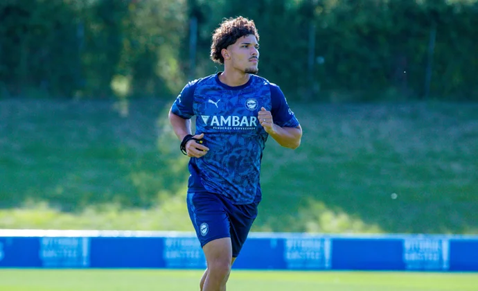 Yusi entrena al margen en su primera sesión como jugador babazorro