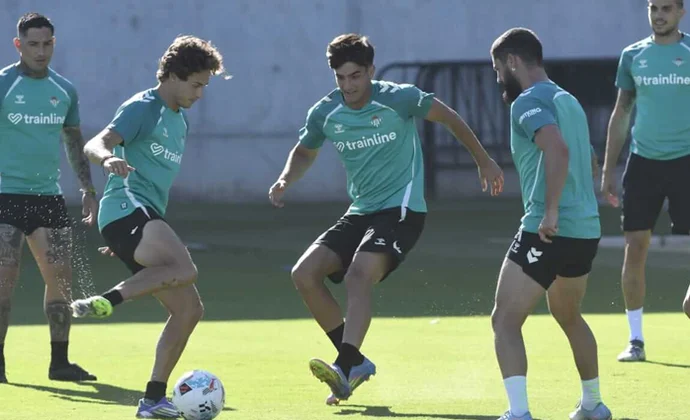 Pau López y Junior Firpo, al margen en el entrenamiento del martes