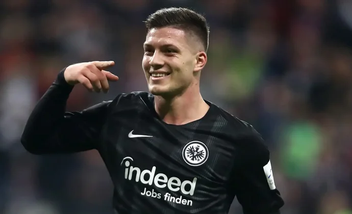 El Real Oviedo espera la decisión de Jovic, que cuenta con más ofertas