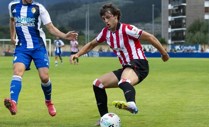 Valverde hace experimentos con Unai Gómez de lateral izquierdo