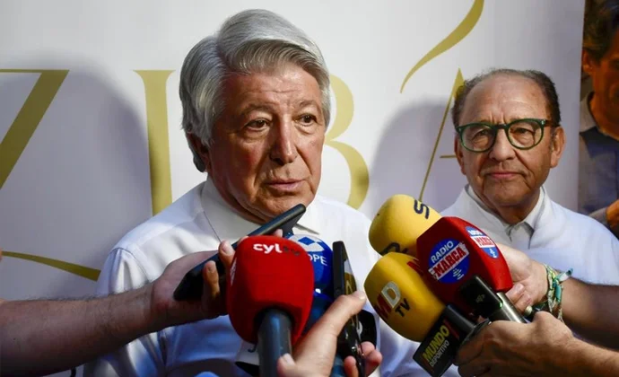 Cerezo evita hablar de más fichajes y fija el objetivo 25/26 del equipo: "ganarlo todo"