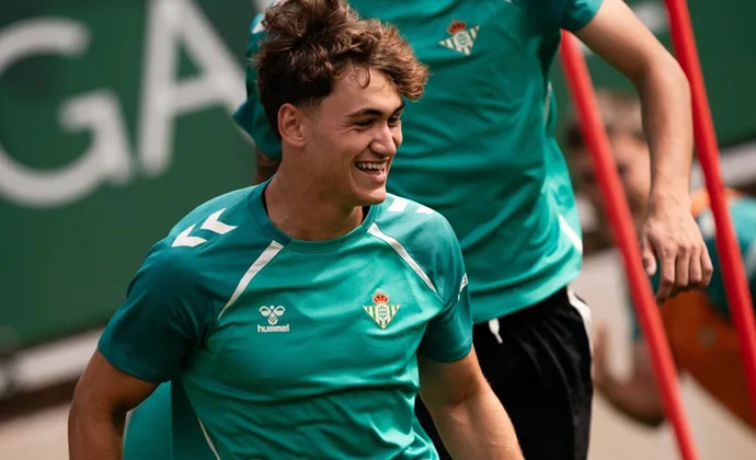 El Betis cierra la cesión de Mateo Flores al Arouca con opción de compra