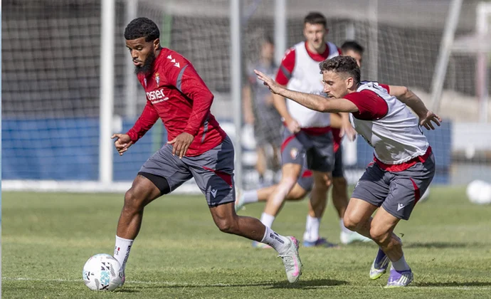 Aimar Oroz tampoco entrena con el grupo en la sesión vespertina