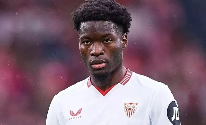 El Sevilla acelera la compra del 40 % restante de Lucien Agoumé