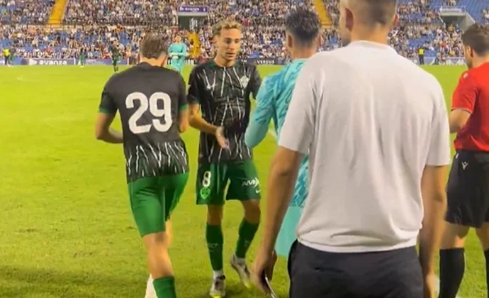 Marc Aguado reaparece con el Elche en el Rico Pérez tras recibir el alta médica