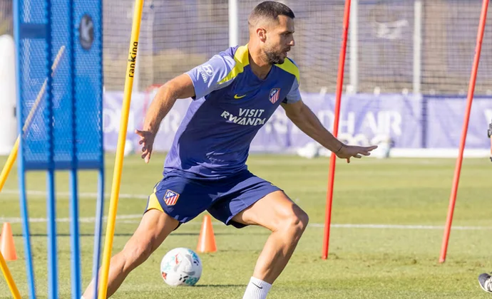 Simeone sigue con sus ensayos en una sesión con Giménez y Hancko al margen