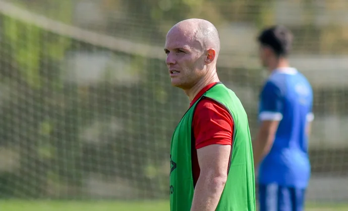 Isi Palazón fue baja por molestias en el triunfo del Rayo ante el Zwolle