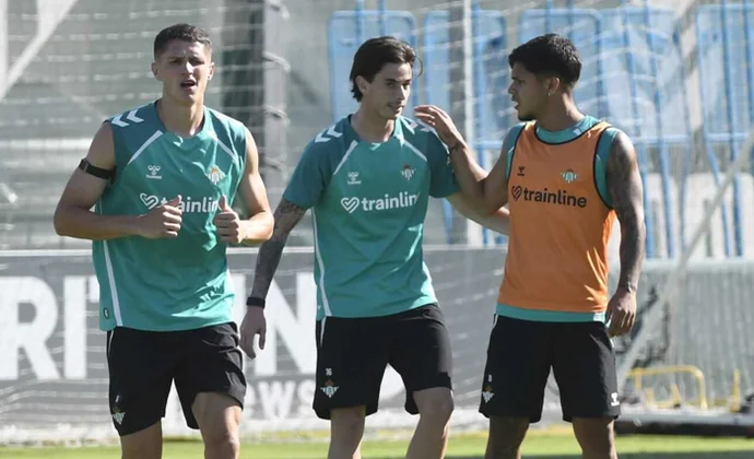 Varios jugadores rebajan la carga en la primera sesión de Valentín Gómez