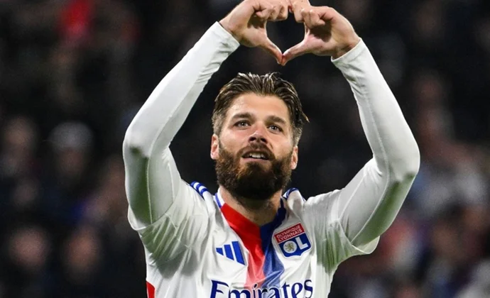 Caleta-Car, que lleva años queriendo jugar en España, se ofrece ahora a la Real Sociedad