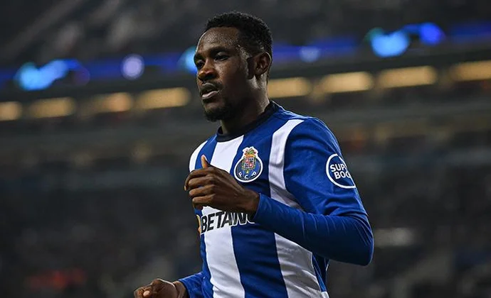 El Real Oviedo negocia con el Porto la cesión de Zaidu Sanusi