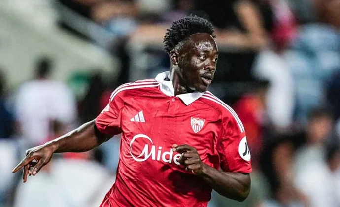 Akor Adams adelanta a Isaac Romero en la lucha por el nueve nervionense