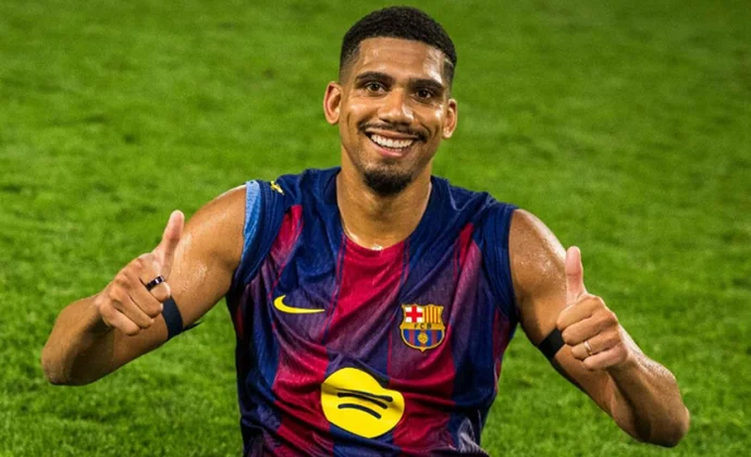 Araujo, en el primer once de gala de Hansi Flick de la pretemporada