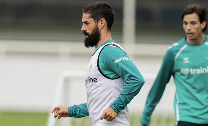Isco se ejercita con normalidad en una sesión con cuatro bajas