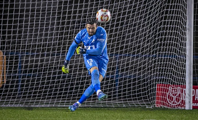 Dimitrievski, entre las molestias y un futuro incierto: baja para el amistoso en Alemania