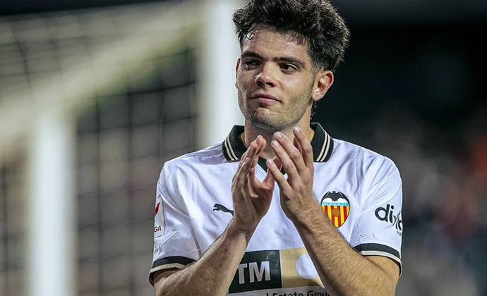 El Rayo presenta una primera oferta al Valencia por Fran Pérez