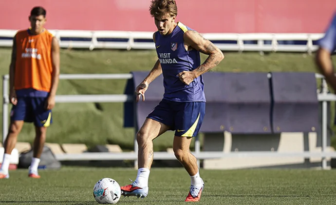 Parte médico oficial: Pablo Barrios, baja contra el Porto por una lesión muscular