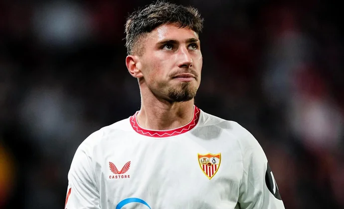 Carmona pide el cambio por molestias durante el amistoso contra el Al Qadsiah