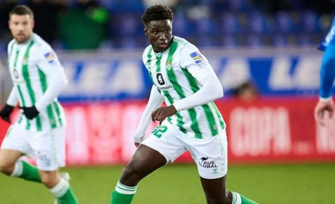 El Rayo negocia con el Betis por Nobel Mendy tras romperse su fichaje por el PSV