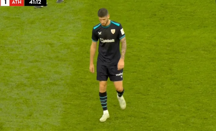 Nuevo susto en el Athletic: Sancet, tocado tras un pisotón en Anfield