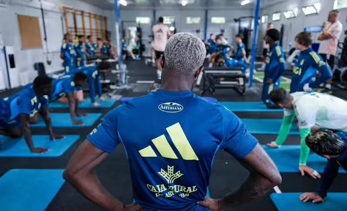 Colombatto sigue al margen y el Real Oviedo suma dos bajas más: Álex Forés y Omar Falah