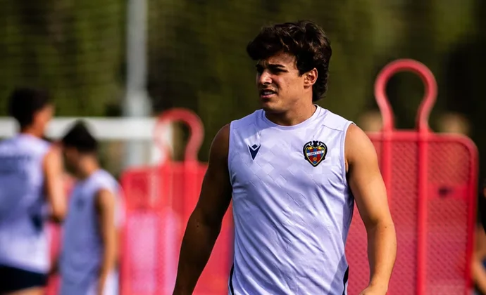 Carlos Álvarez sigue sin entrenar y lo tiene casi imposible para la J1