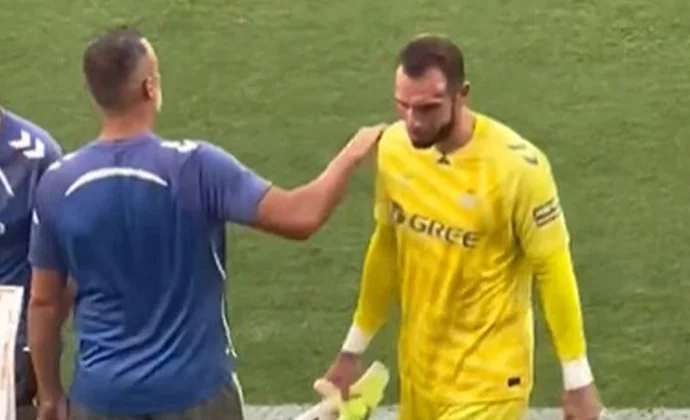 Pau López tuvo que ser sustituido a los pocos segundos por un golpe en la cabeza