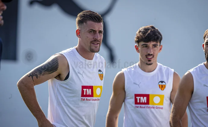 Santamaria completa su primera sesión con el Valencia