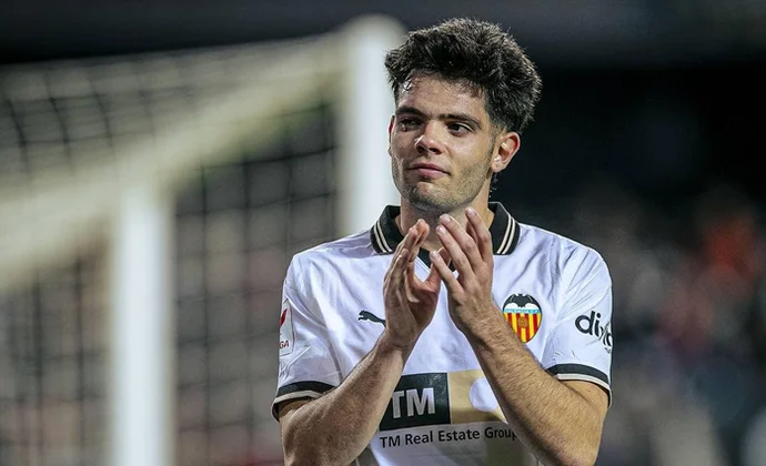 El Valencia se abre a negociar con el Rayo por Fran Pérez tras cerrar a Danjuma