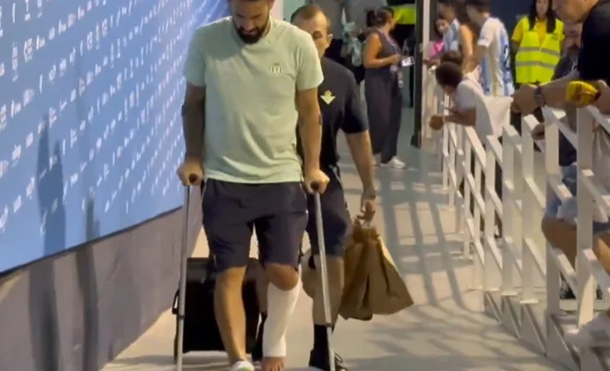 Preocupación máxima en el Betis: Isco abandona La Rosaleda en muletas