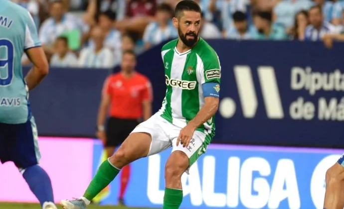 Isco tiene que pedir el cambio en el descanso por una patada de Larrubia